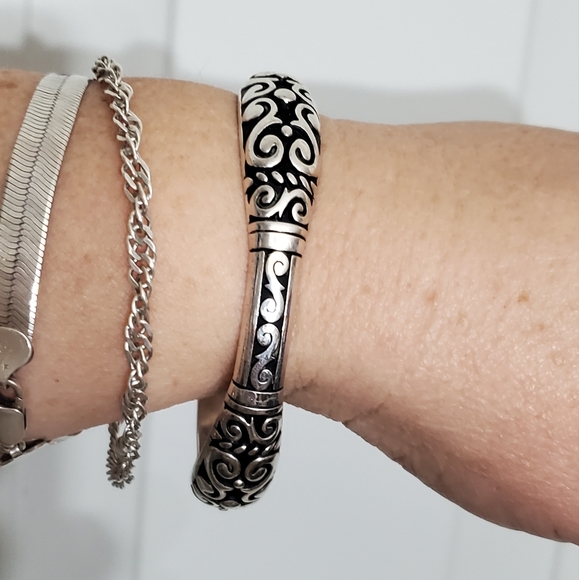 BRIGHTON Bangle Bracelet EUC with Drawstring pouch - Picture 9 of 12